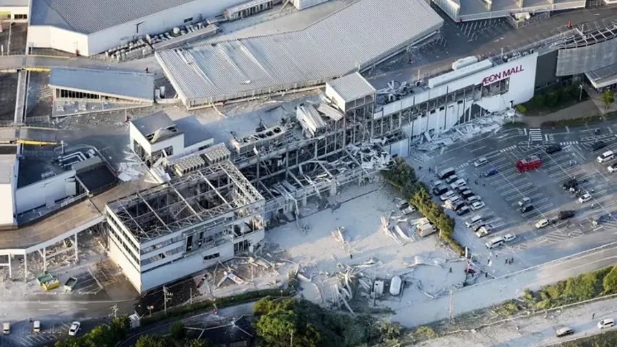 Magnitude 7.1 Earthquake Hits Kumamoto, Shopping Mall Collapses with Many Trapped cover